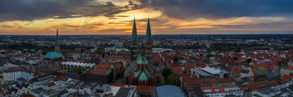 Reiseziele Norddeutschland. Sonnenuntergang in Lübeck mit Blick über den Dom.