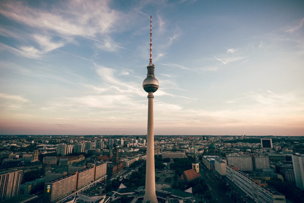 Blick über Berlin mit Fernsehturm im Vordergrund