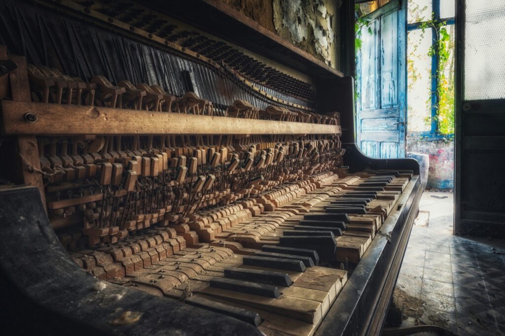 Detailfotos von Lost Places, kaputtes Klavier