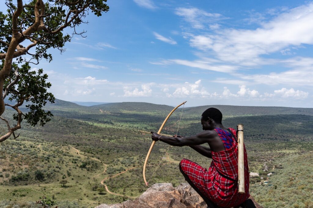 Massai Kenia beim Bogenschießen in der Massai Mara