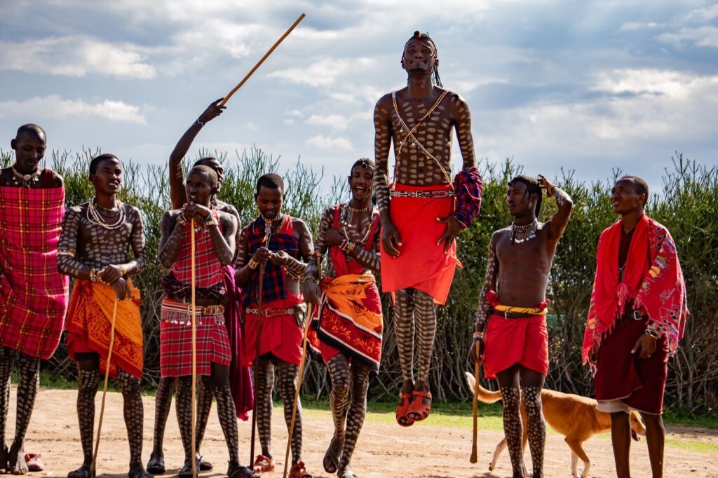 Massai Männer in Kenia beim Springen
