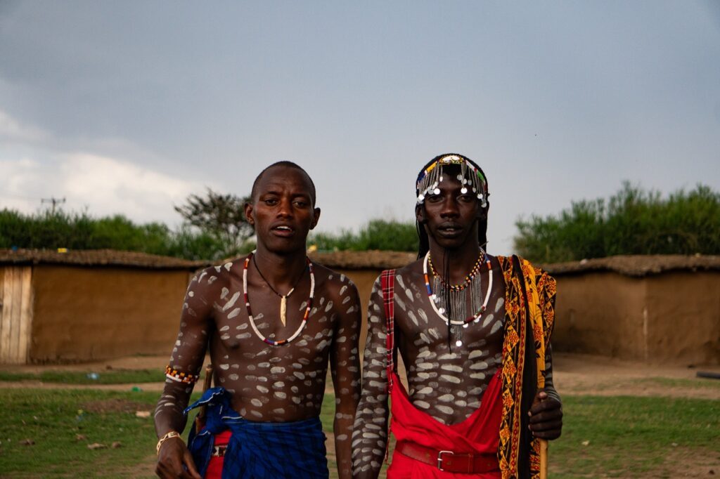 Zwei traditionell geschmückte Massai Männer