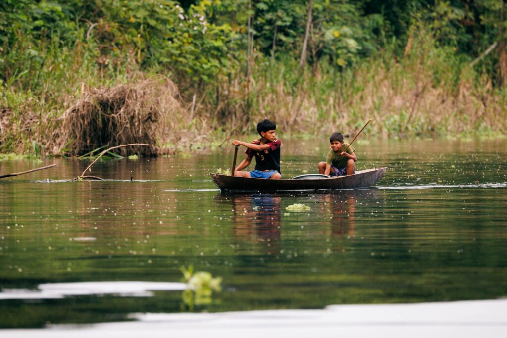 Zwei Jungen im Einbau auf dem Amazonas Peru