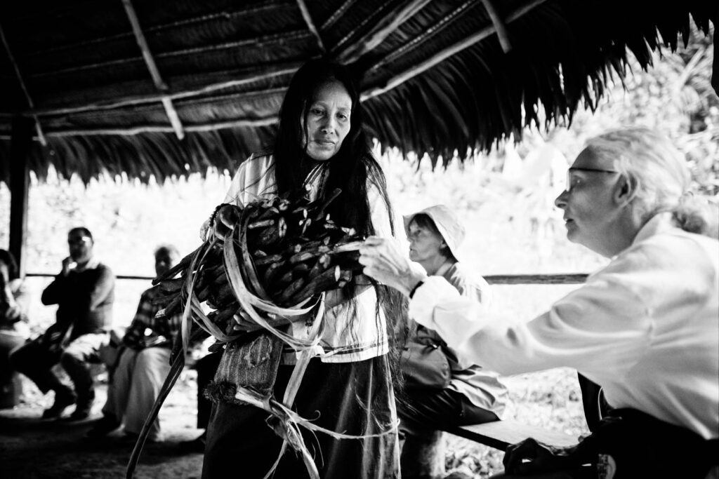 Peruanische Schamanin am Amazonas