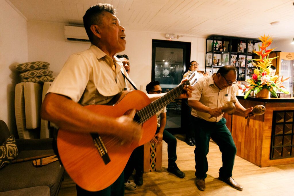 Peruanische Musik Gitarre